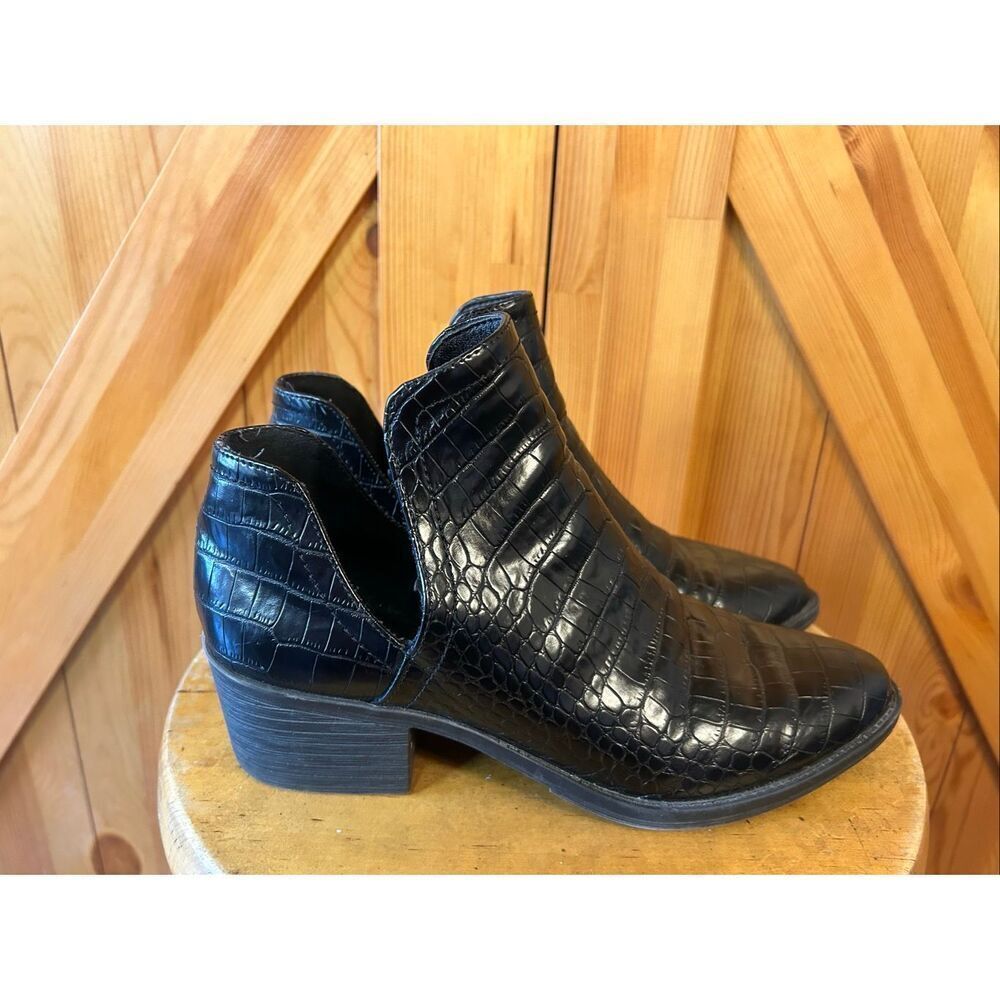 Volatile Women’s Black Croc Ankle Bootie Sz 9
